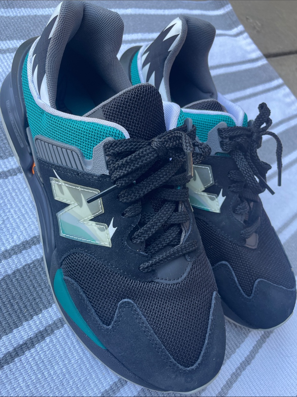 New Balance Black & Teal Mesh Athletic Sneakers